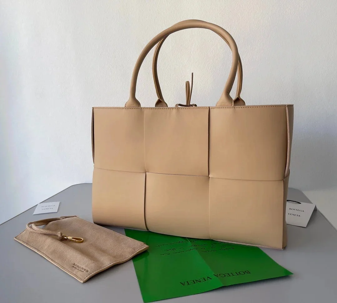 Bottega Veneta Arco Medium Tote In Beige Intrecciato Lambskin product view 3