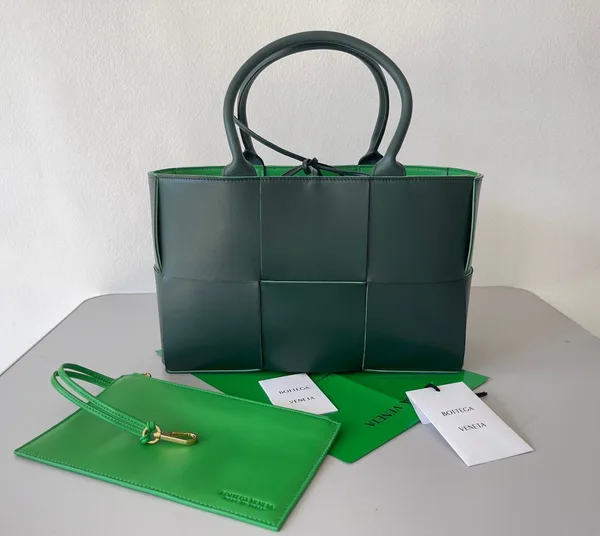 Bottega Veneta Arco Medium Tote In Green Intrecciato Lambskin product view 2