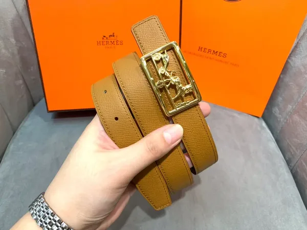 Hermès Tan/Black Reversible Belt with Gold-Tone Horse-and-Carriage Buckle product view 4