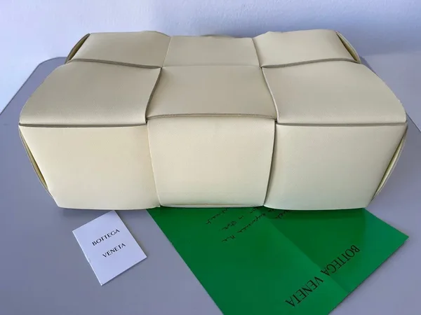 Bottega Veneta Arco Medium Tote In Cream Intrecciato Lambskin product view 3