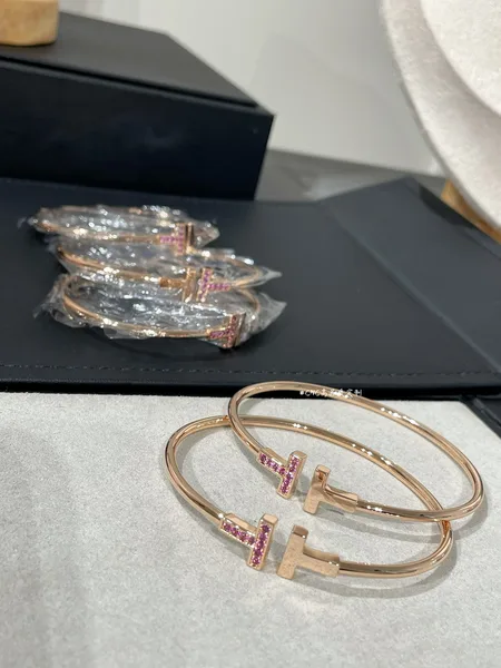 Tiffany & Co. Double T Pink Pavé-Effect Bangle Rose-Tone product view 2