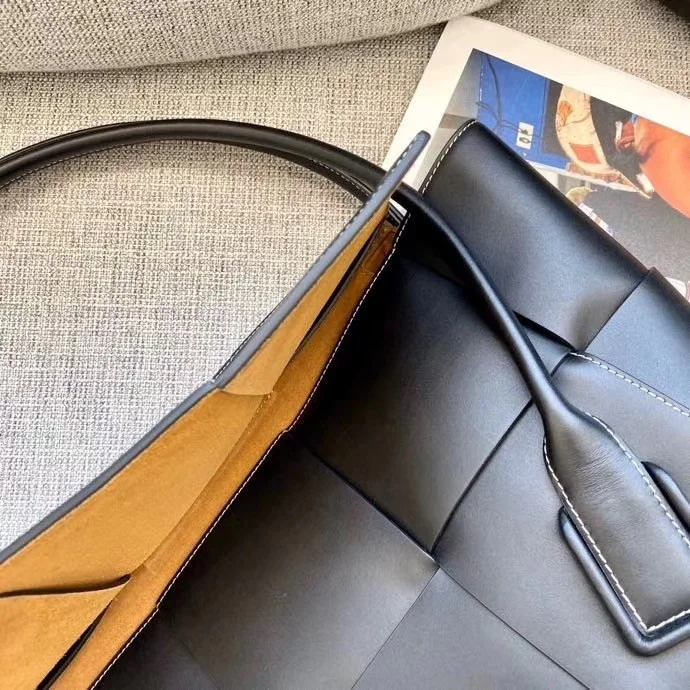 Bottega Veneta Arco Medium Bag In Black Intrecciato Calfskin product view 9