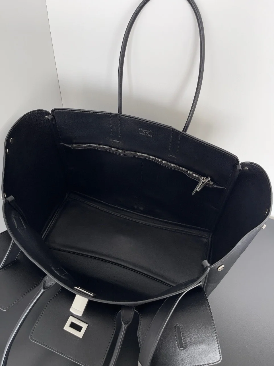 Balenciaga Bel Air Carry All Medium Bag in Noir Calfskin product view 2