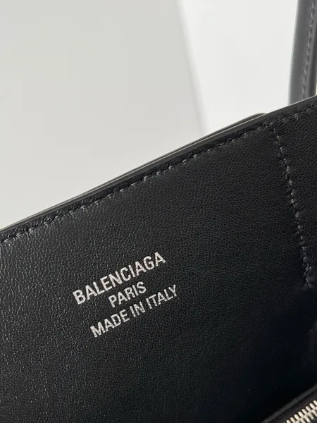 Balenciaga Bel Air Carry All Medium Bag in Noir Calfskin product view 4