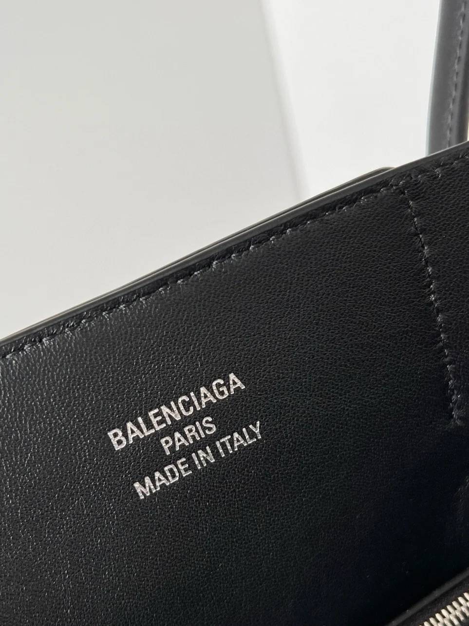 Balenciaga Bel Air Carry All Medium Bag in Noir Calfskin product view 4