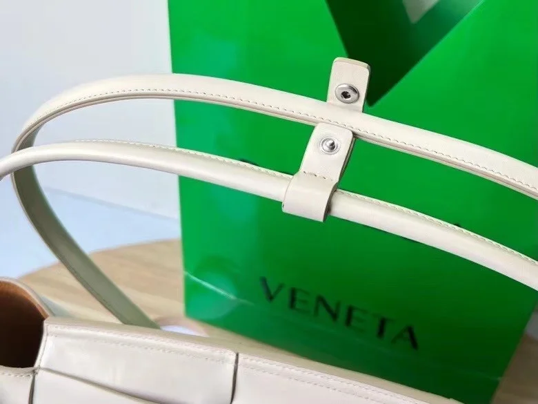 Bottega Veneta Arco Medium Bag In White Intrecciato Calfskin product view 7