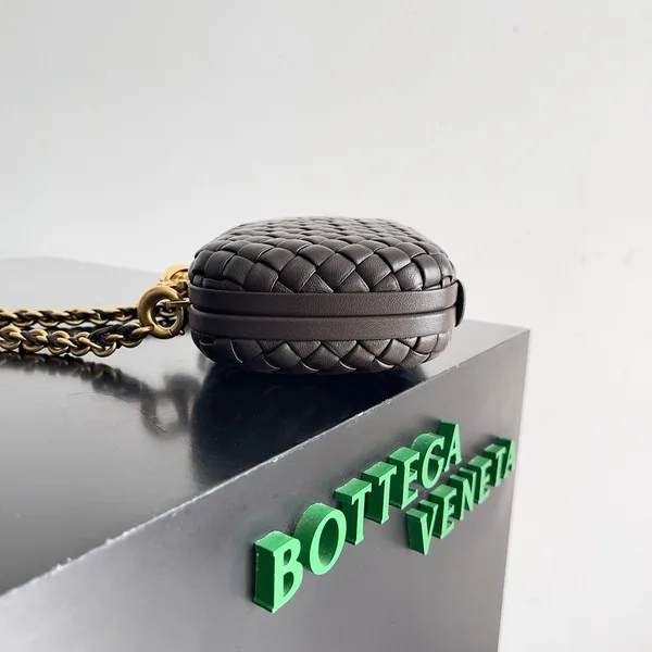 Bottega Veneta Knot Clutch with Chain in Fondant Intrecciato Lambskin product view 2