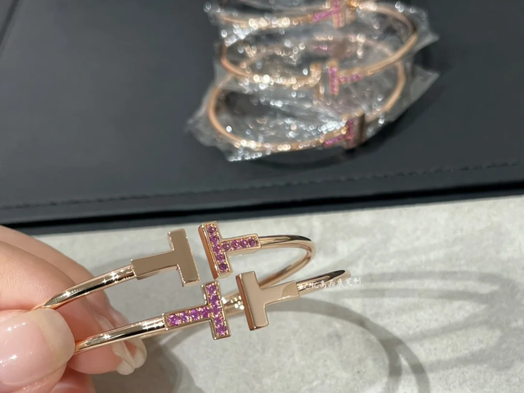 Tiffany & Co. Double T Pink Pavé-Effect Bangle Rose-Tone product view 3
