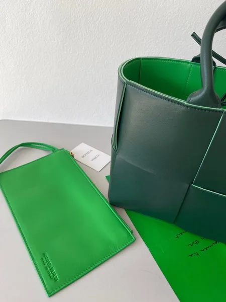 Bottega Veneta Arco Medium Tote In Green Intrecciato Lambskin product view 6