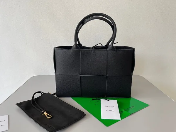 Bottega Veneta Arco Medium Tote In Black Intrecciato Calfskin product view 3