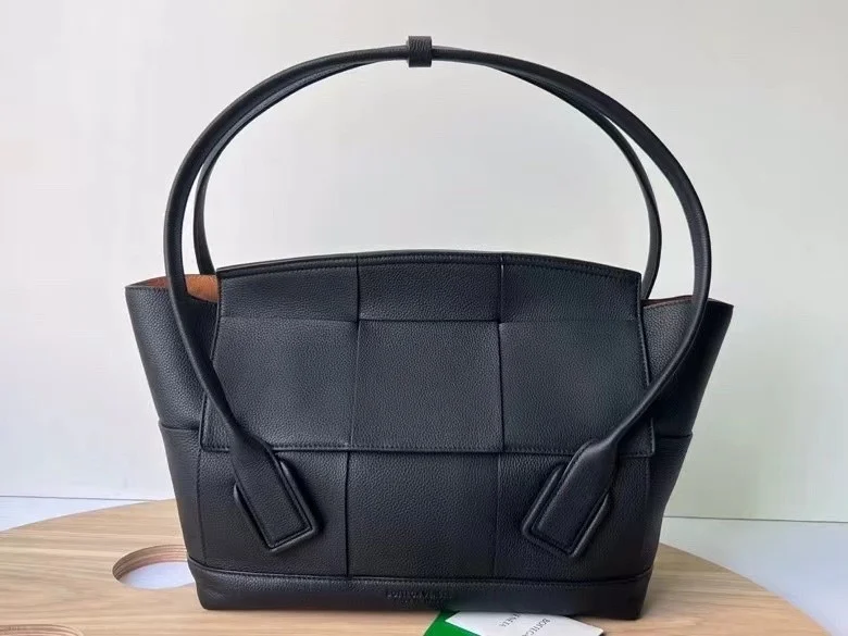 Bottega Veneta Arco Medium Bag In Black Grained Leather product view 5