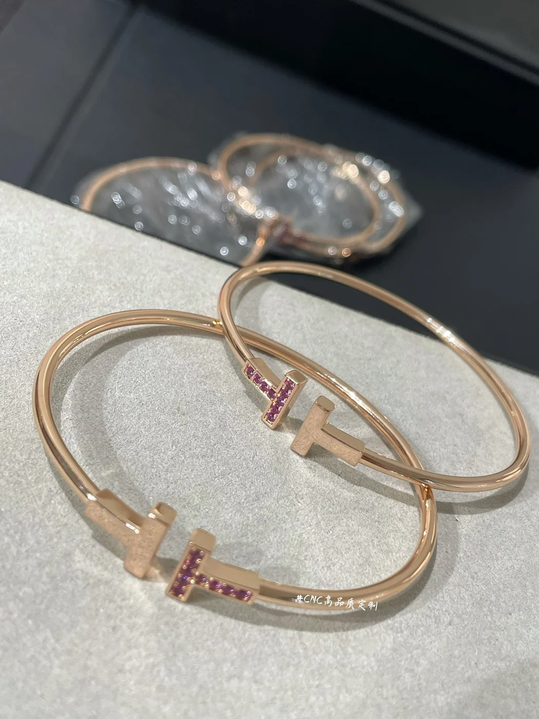 Tiffany & Co. Double T Pink Pavé-Effect Bangle Rose-Tone product view 1