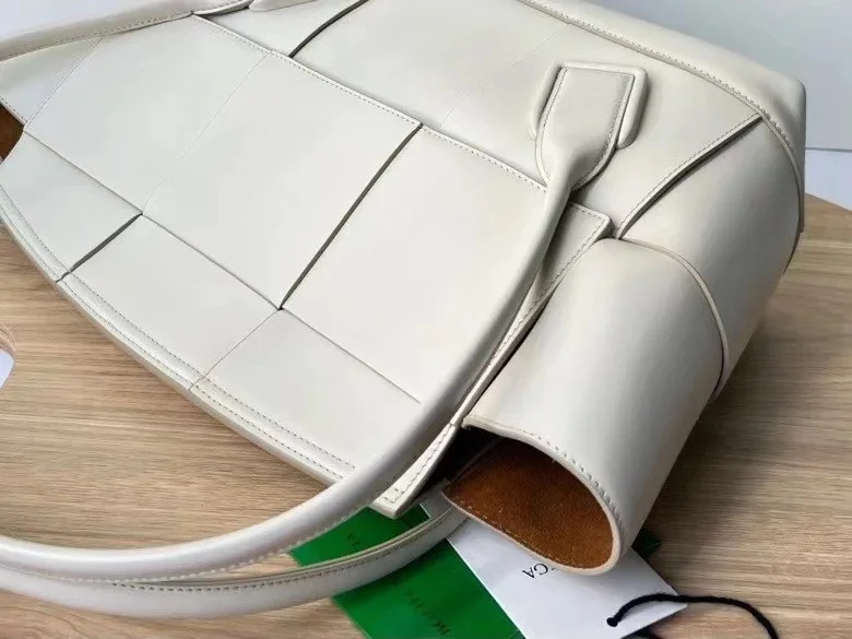 Bottega Veneta Arco Medium Bag In White Intrecciato Calfskin product view 4