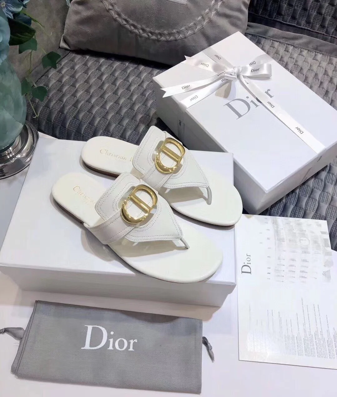 Dior 30 Montaigne Thong Flats In White Calfskin product view 5