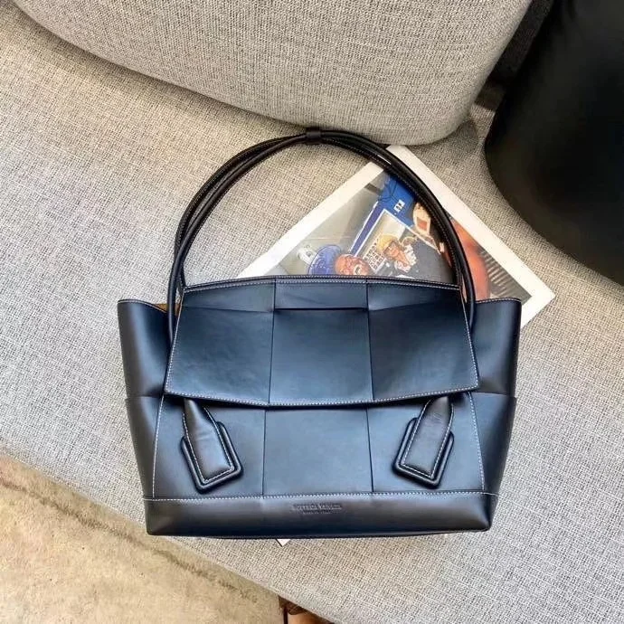 Bottega Veneta Arco Medium Bag In Black Intrecciato Calfskin product view 10