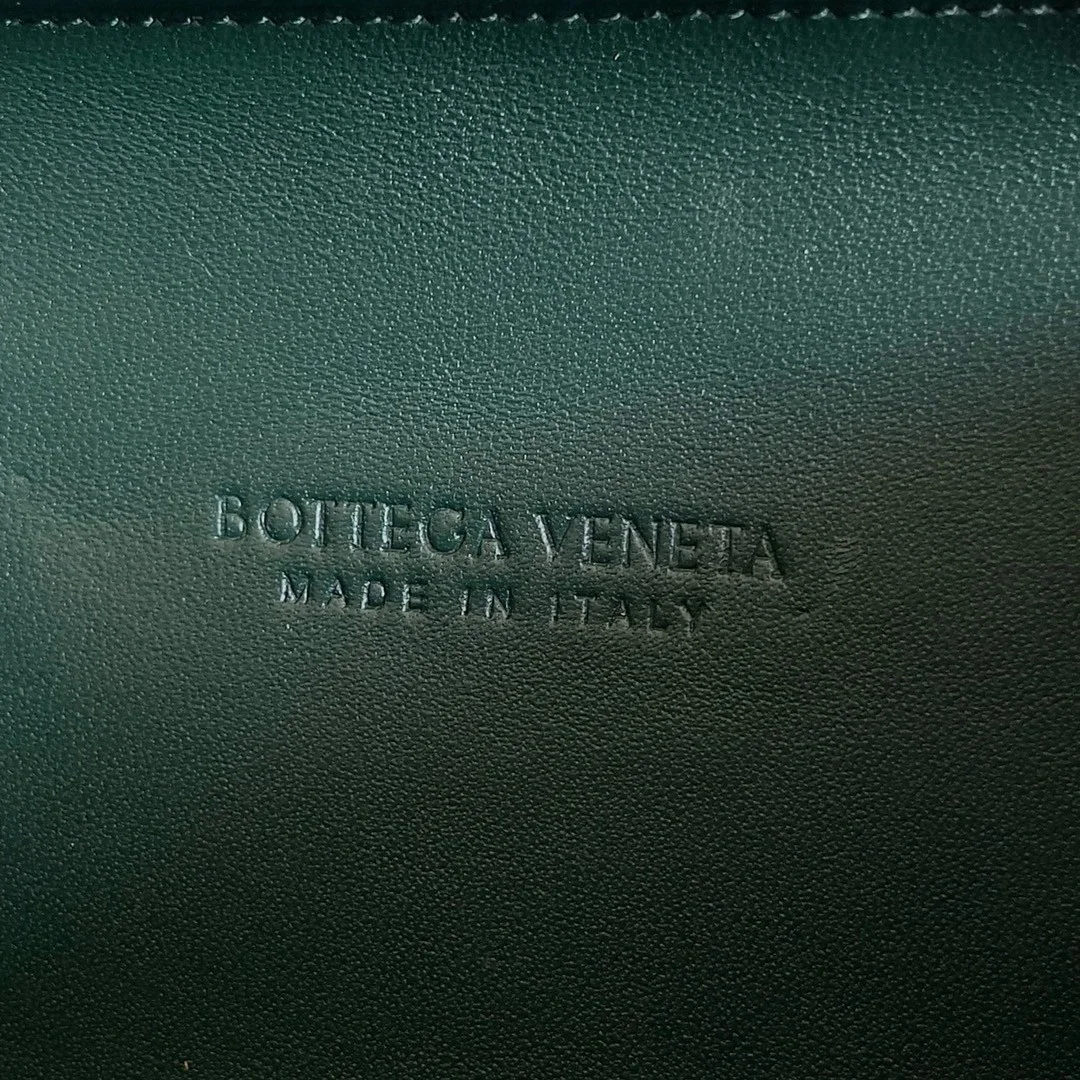 Bottega Veneta Knot Clutch with Chain in Green Intrecciato Lambskin product view 10