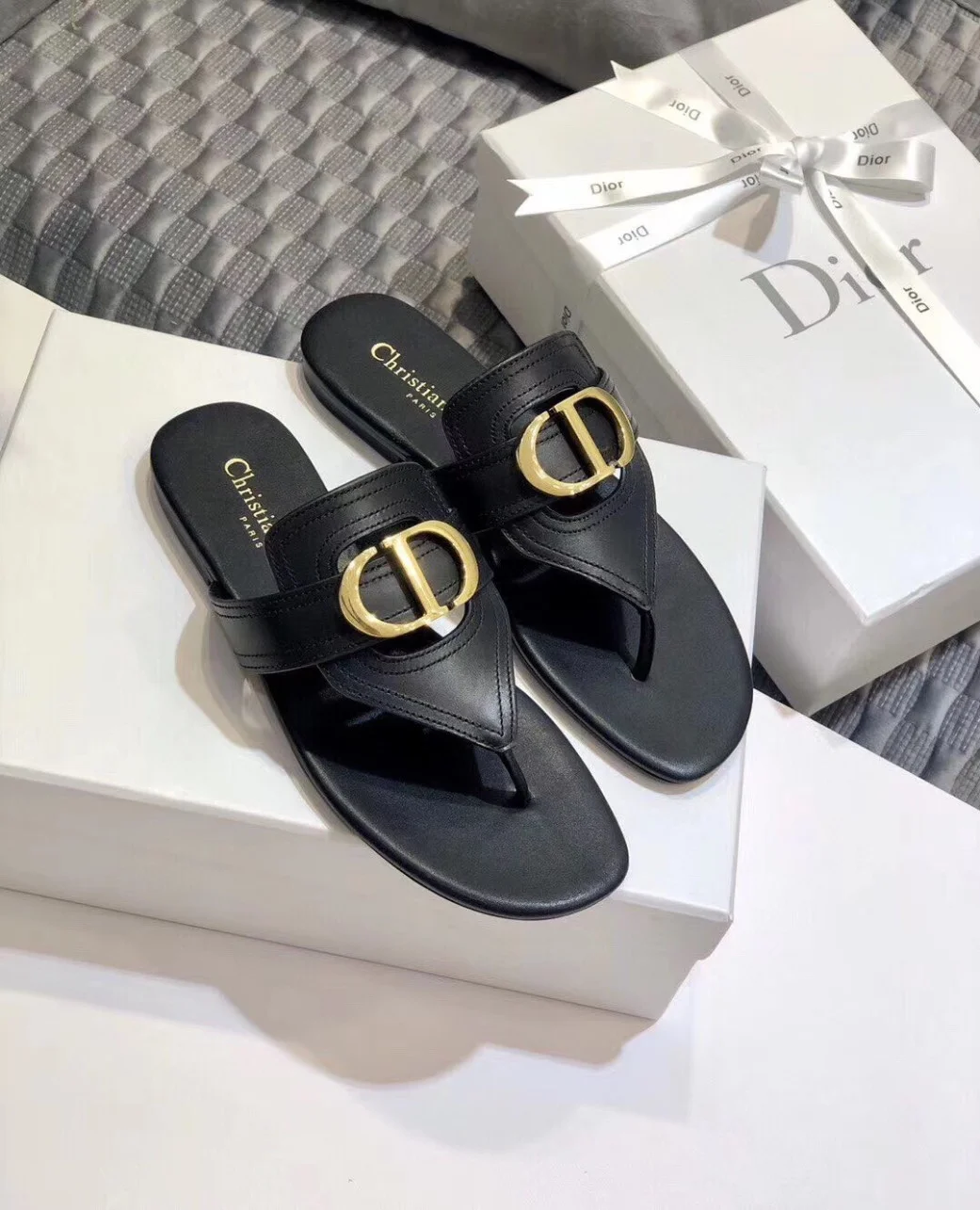 Dior 30 Montaigne Thong Flats In Black Calfskin product view 2