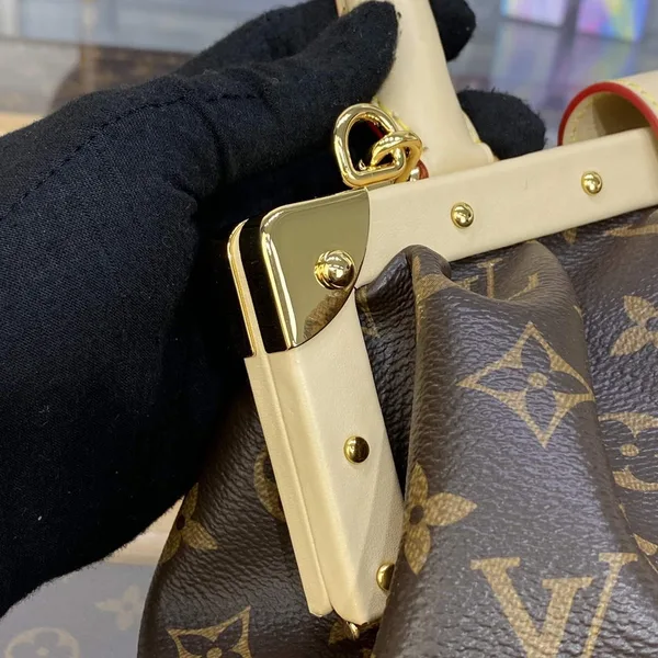 Louis Vuitton M46544 Monogram Clutch product view 7