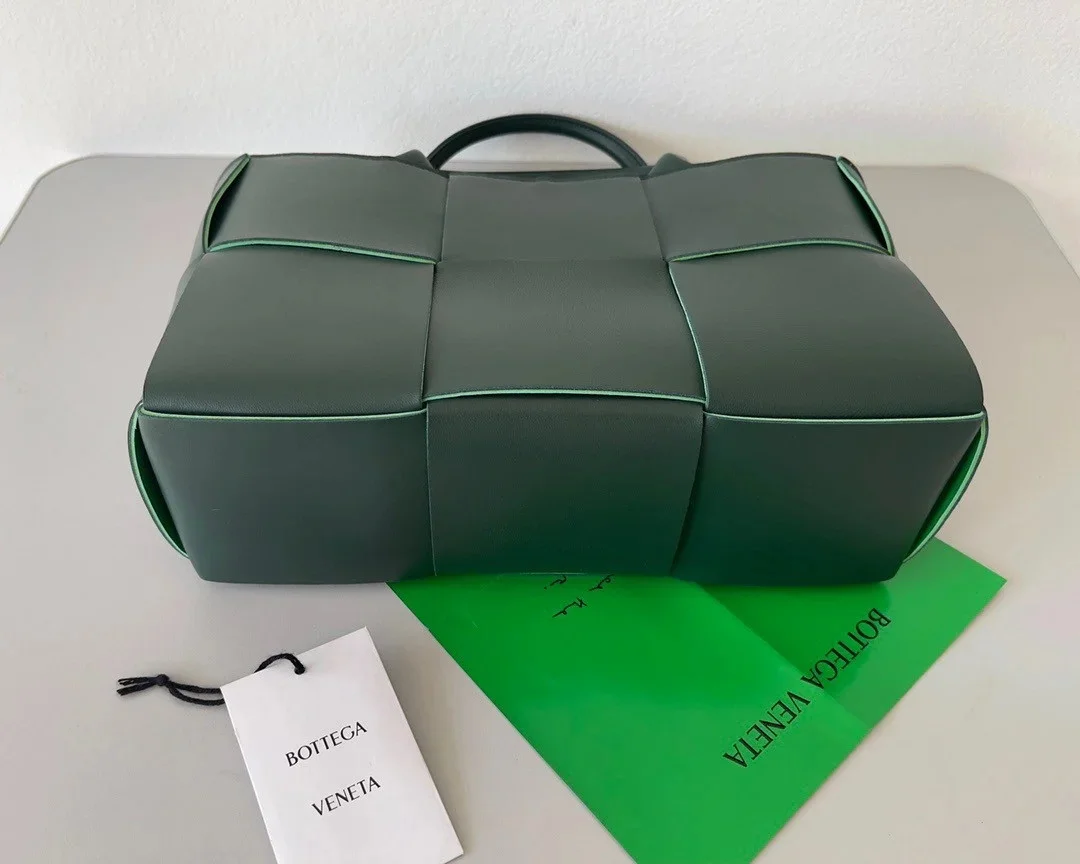 Bottega Veneta Arco Medium Tote In Green Intrecciato Lambskin product view 5