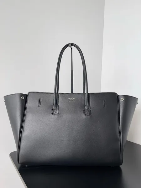 Balenciaga Bel Air Carry All Medium Bag in Noir Calfskin product view 8