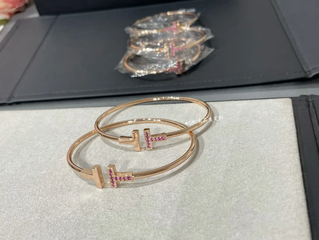 Tiffany & Co. Double T Pink Pavé-Effect Bangle Rose-Tone product view 4