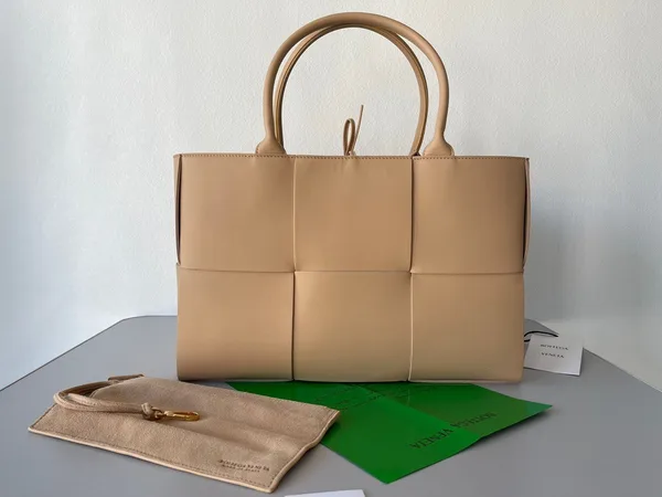 Bottega Veneta Arco Medium Tote In Beige Intrecciato Lambskin product view 2