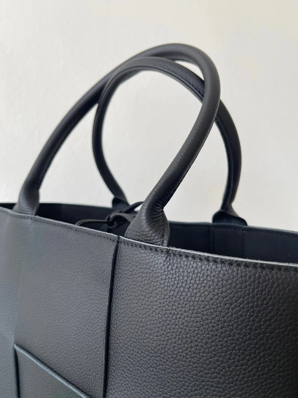 Bottega Veneta Arco Medium Tote In Black Intrecciato Calfskin product view 6